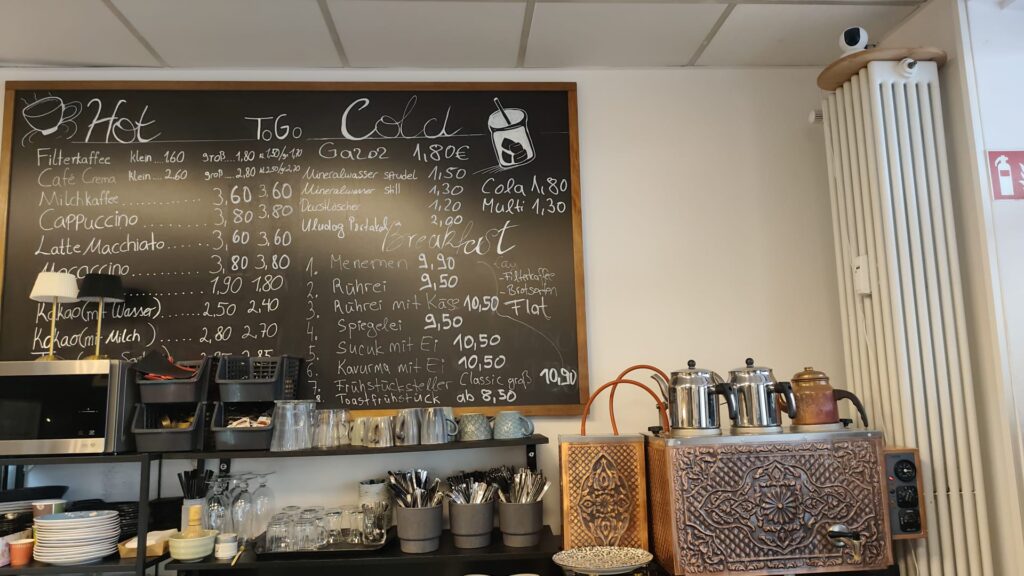 Theke mit Menütafel im Nusscafé Lünen