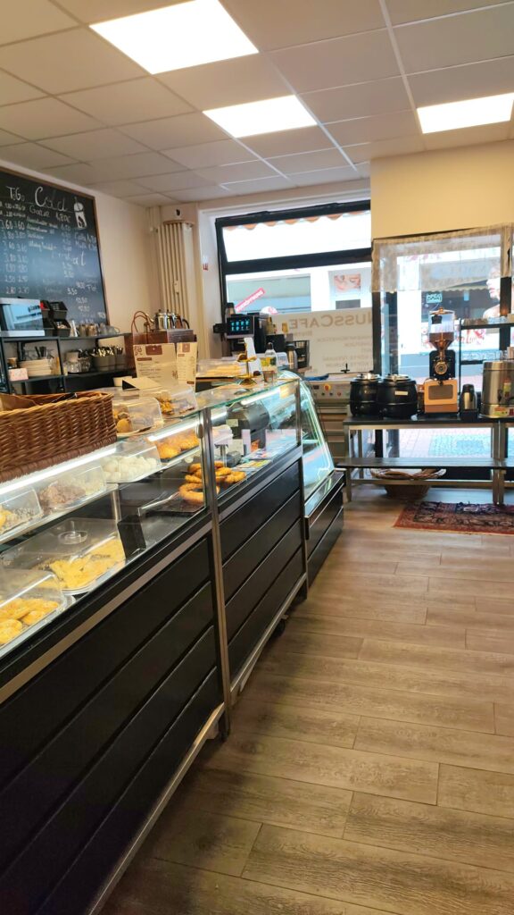 Theke und Bistrobereich im Nusscafé Lünen